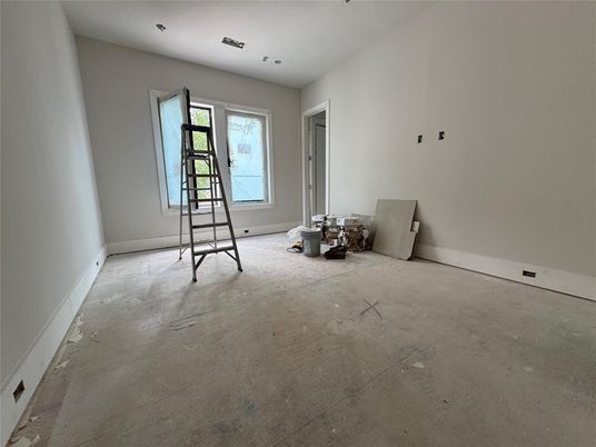 Empty room, Interior