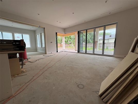 Empty room, Interior