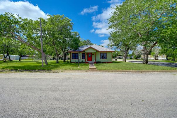 Backyard, Exterior, Facade, Ranch