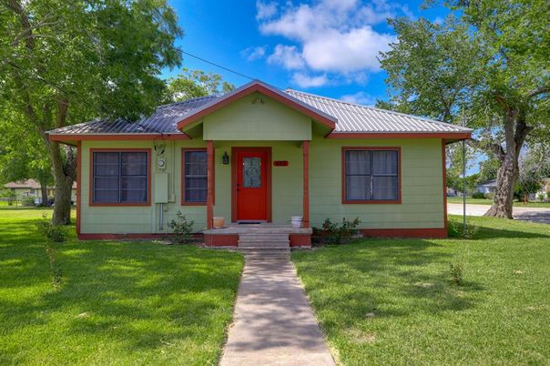 Exterior, Facade, Ranch