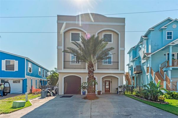 Attached, Exterior, Facade, Rowhouse