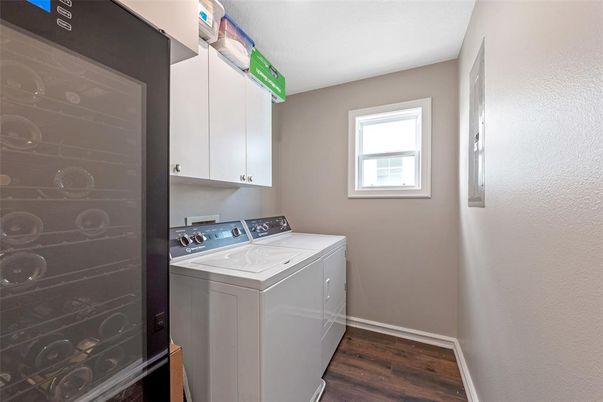 Interior, Washer, Wood Texture Flooring