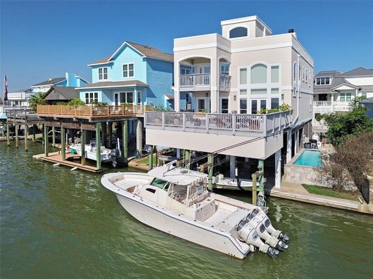 Exterior, Lake