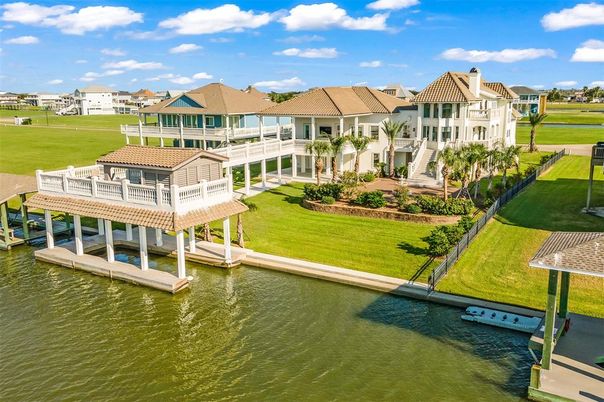 Exterior, Lake