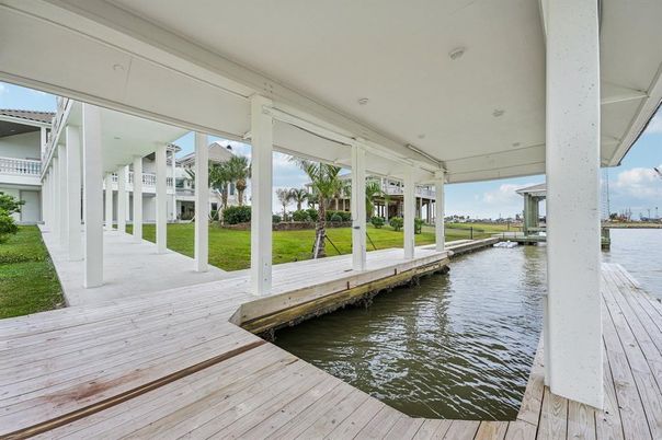 Exterior, Lake