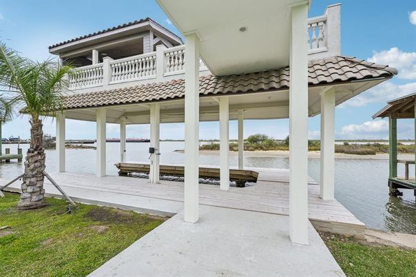 Exterior, Lake