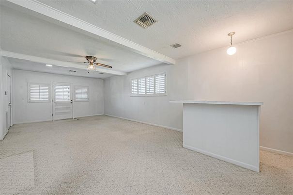 Empty room, Interior