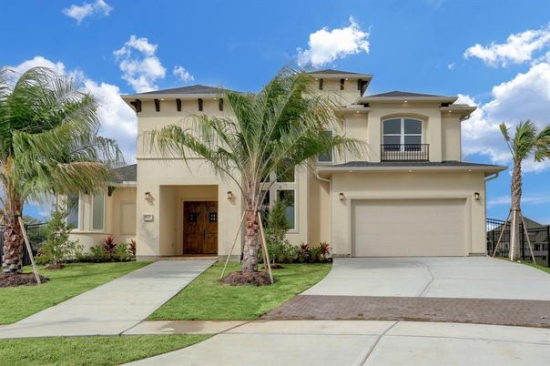 Attached, Exterior, Facade, Mediterranean