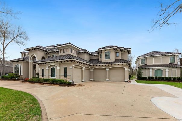 Attached, Exterior, Facade, Mediterranean