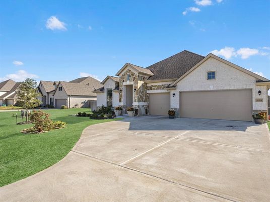 Attached, Exterior, Facade, Ranch