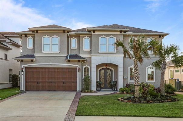 Attached, Exterior, Facade, Mediterranean