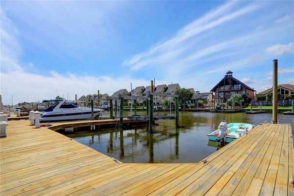 Exterior, Lake