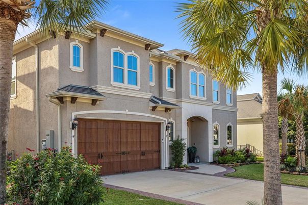 Attached, Exterior, Facade, Mediterranean