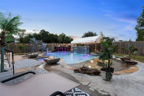 Exterior, Playground, Pool