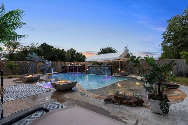 Exterior, Playground, Pool