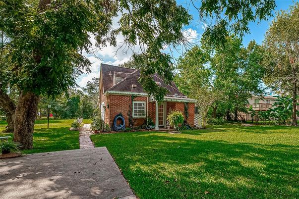 Backyard, Exterior, Facade, Brick Facade, Log Home