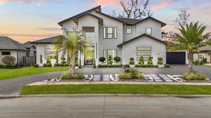 Attached, Exterior, Facade, Farmhouse
