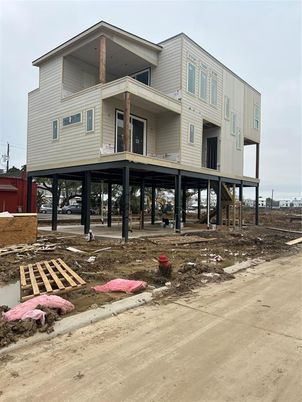 Exterior, Facade, Modern