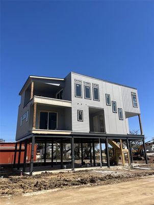 Exterior, Facade, Modern