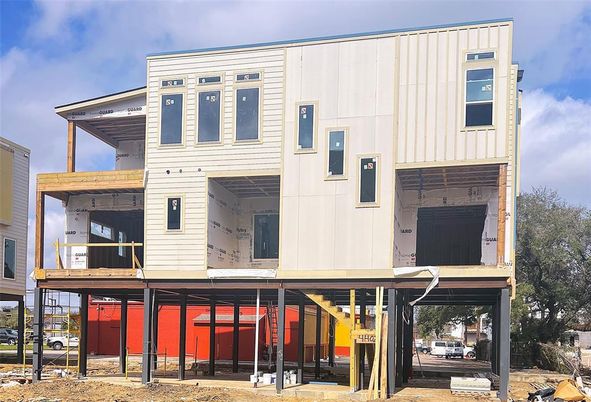Exterior, Facade, Modern