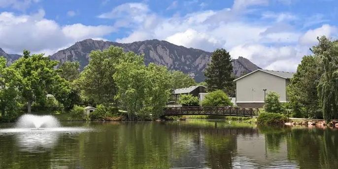 Exterior, Lake
