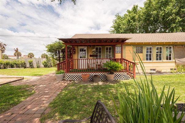 Backyard, Exterior, Facade, Ranch