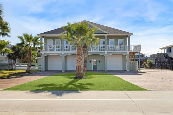 Attached, Exterior, Facade, Mediterranean