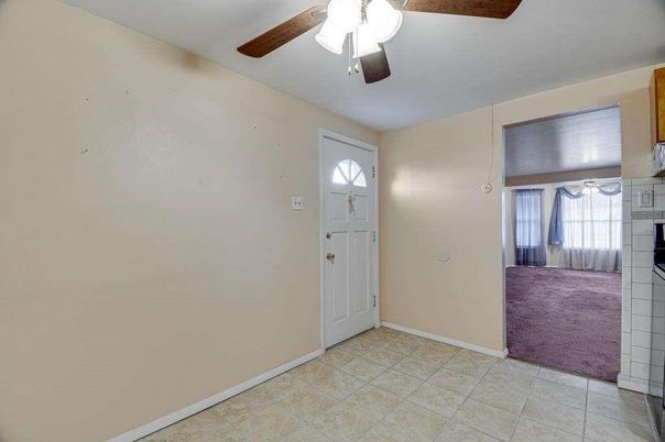 Empty room, Interior