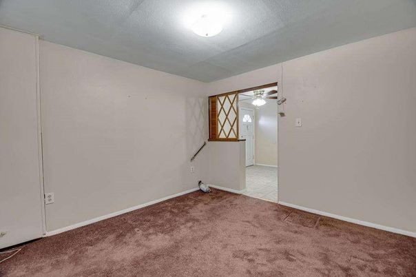 Empty room, Interior