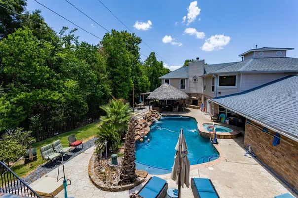 Exterior, Pool