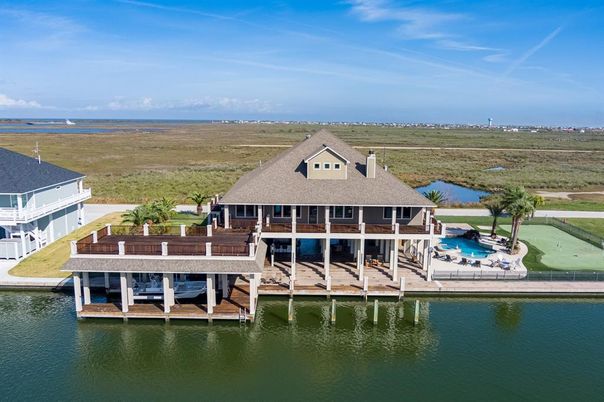 Exterior, Lake
