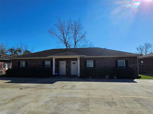 Exterior, Facade, Brick Facade, Ranch