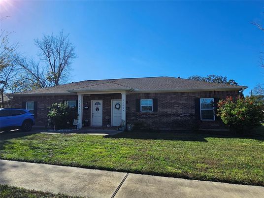 Exterior, Facade, Brick Facade, Ranch