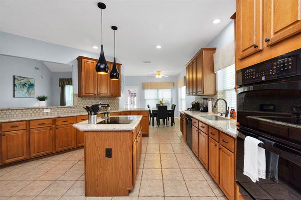 Dining room, Interior, Kitchen, Pendant Lights, Recessed Lighting, Stainless Steel Appliances