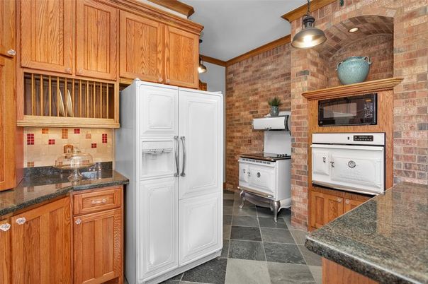 Interior, Kitchen, Pendant Lights, Stone Walls, Washer