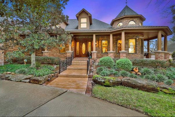 Exterior, Facade, Queen Anne Victorian