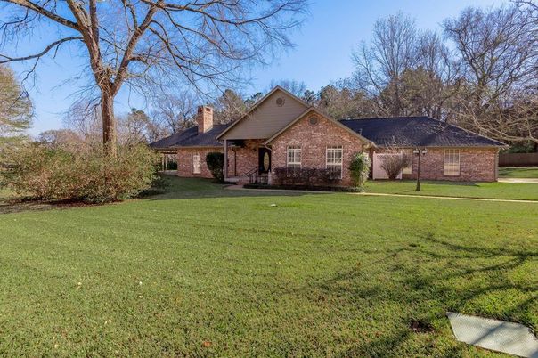 Backyard, Exterior, Facade, Brick Facade, Brick Traditional