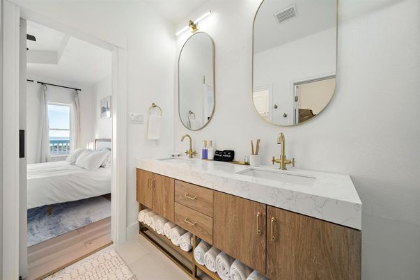 Bathroom, Bedroom, Dual Sink Vanities, Interior