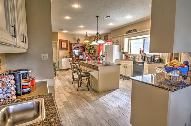Chandelier, Dining room, Interior, Kitchen, Pendant Lights, Recessed Lighting, Wood Texture Flooring