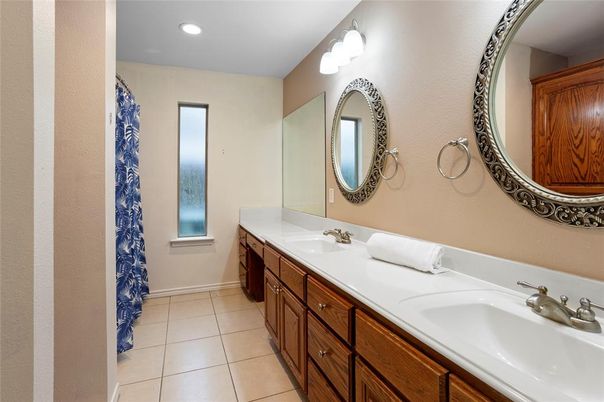 Bathroom, Dual Sink Vanities, Interior, Recessed Lighting