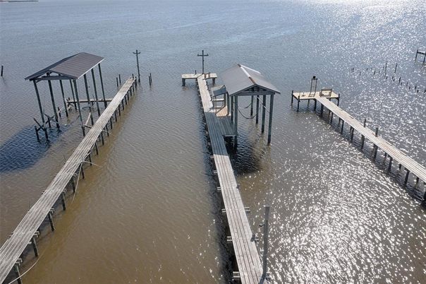 Exterior, Lake