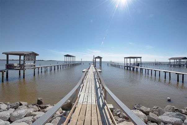 Exterior, Lake