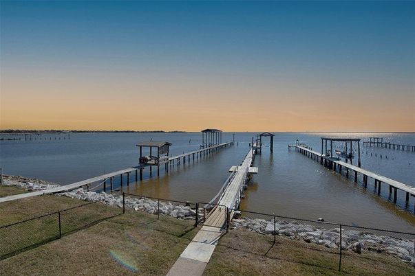 Exterior, Lake