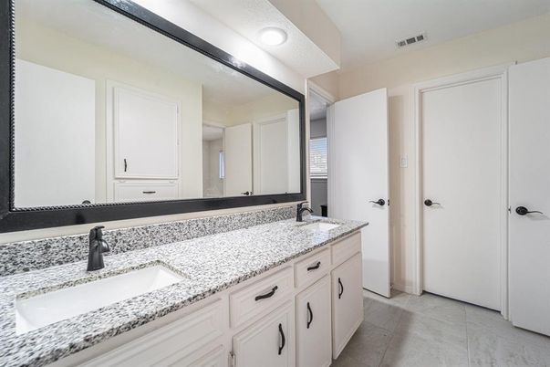 Bathroom, Dual Sink Vanities, Interior, Recessed Lighting