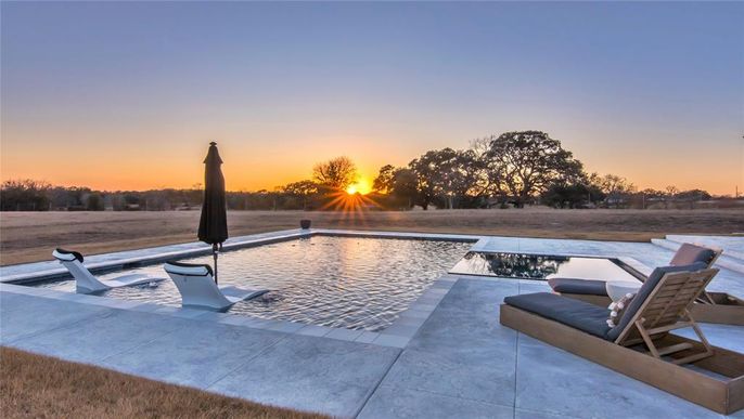 Exterior, Lake, Pool