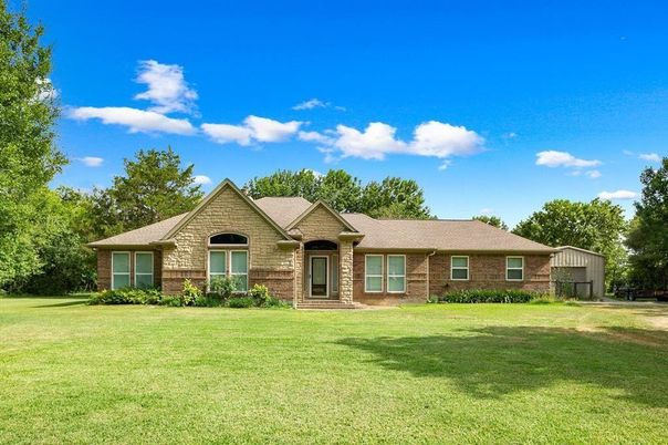 Backyard, Exterior, Facade, Brick Facade, Brick Traditional