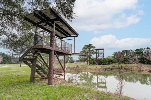 Exterior, Lake