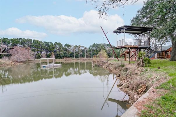 Exterior, Lake