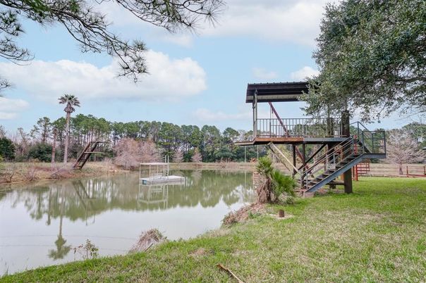 Exterior, Lake
