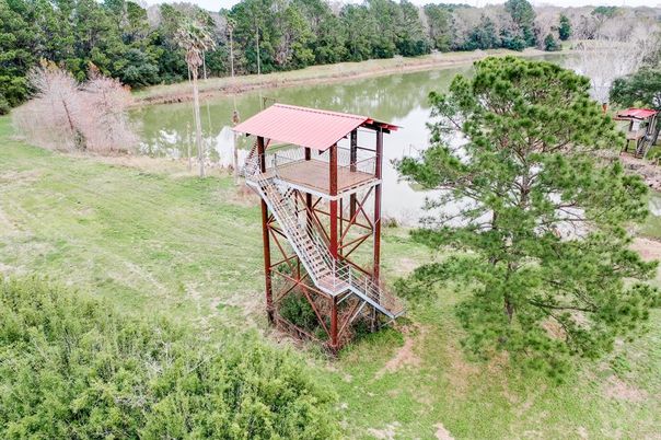 Exterior, Lake